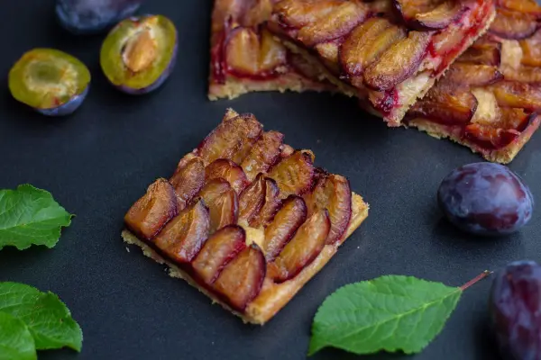 German Plum Sheet Cake (Zwetschgendatschi)